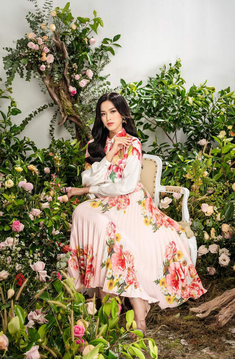 Hoa hậu Đỗ Thị Hà đẹp tựa 'nàng thơ', khoe đôi chân dài thẳng tắp - ảnh 7