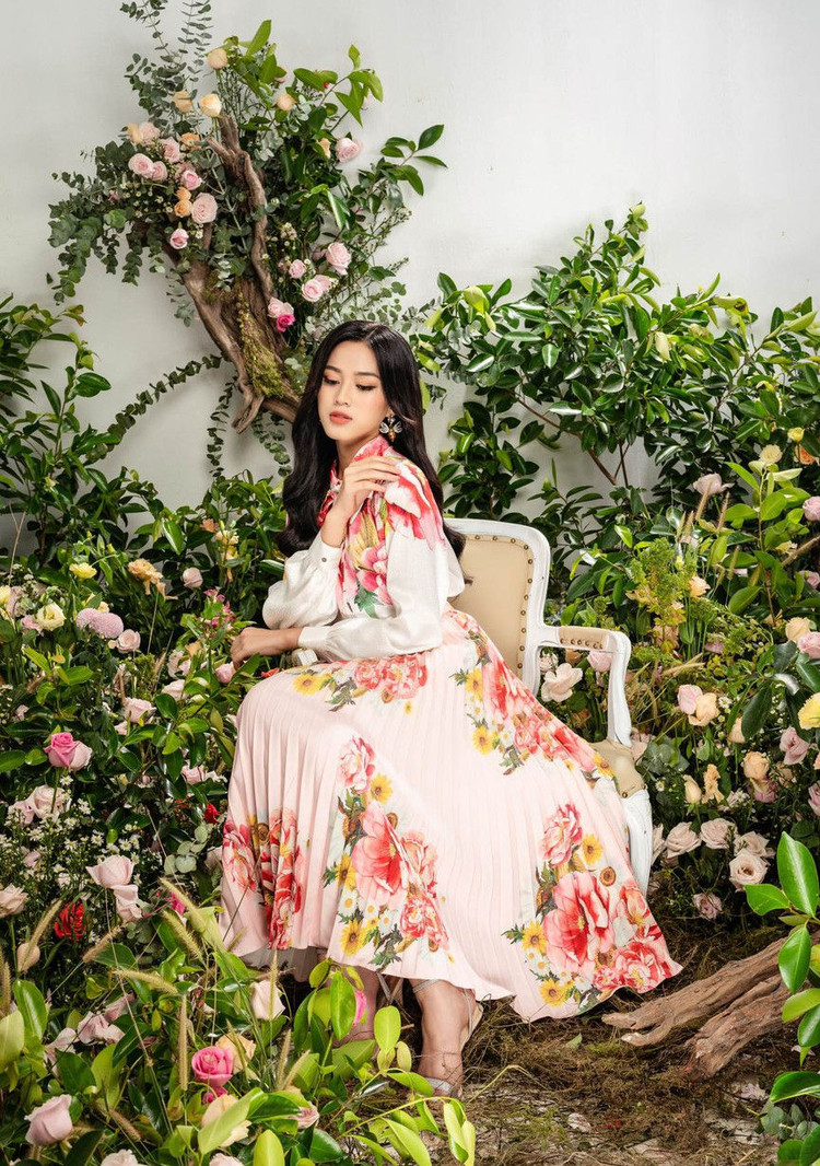 Hoa hậu Đỗ Thị Hà đẹp tựa 'nàng thơ', khoe đôi chân dài thẳng tắp - ảnh 8