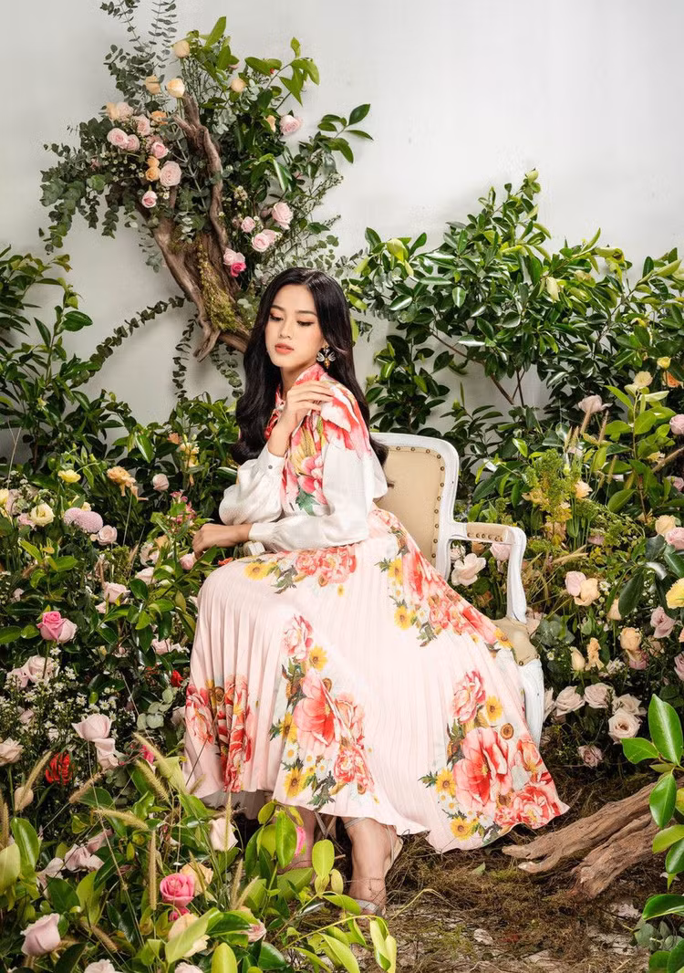 Hoa hậu Đỗ Thị Hà đẹp tựa 'nàng thơ', khoe đôi chân dài thẳng tắp - ảnh 8