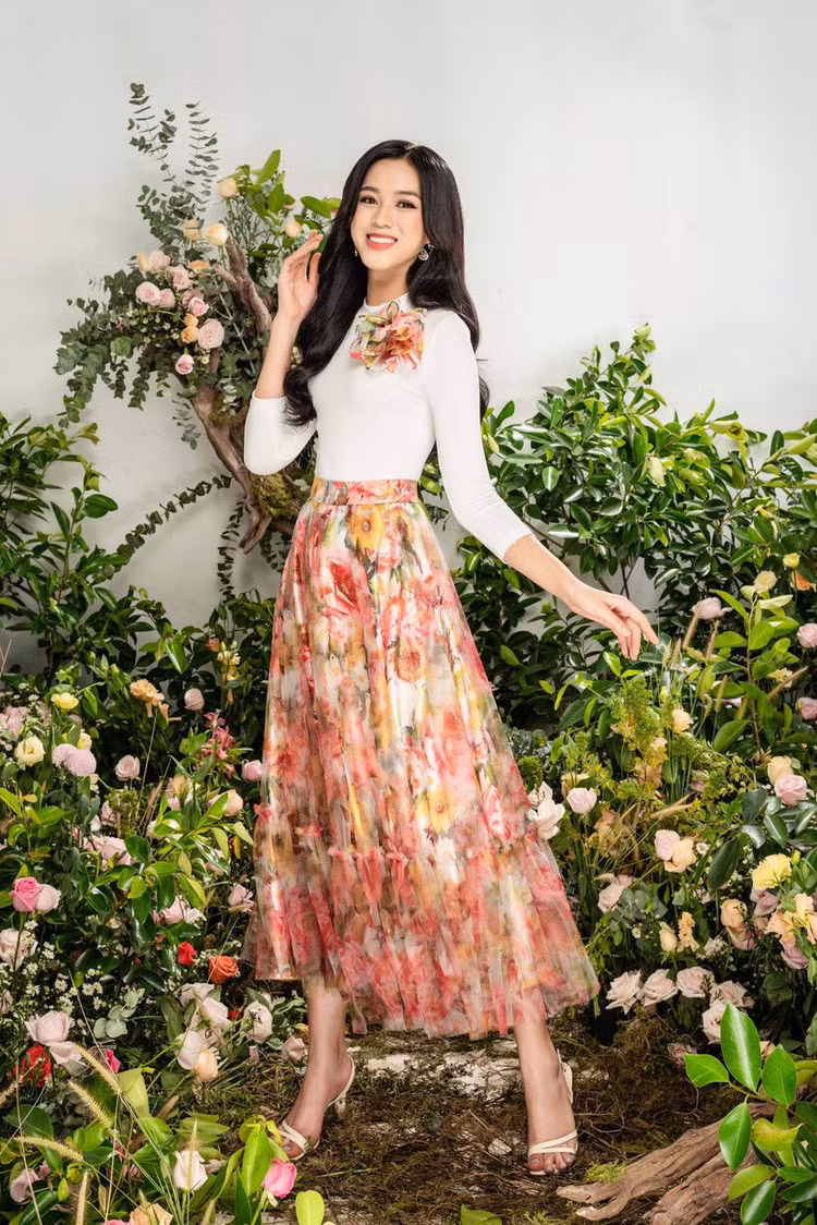 Hoa hậu Đỗ Thị Hà đẹp tựa 'nàng thơ', khoe đôi chân dài thẳng tắp - ảnh 12