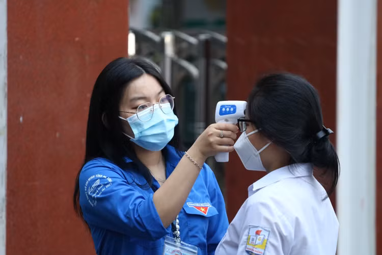 Thí sinh Hà Tĩnh ra Bắc Giang để thi tốt nghiệp THPT đợt 2 - 1