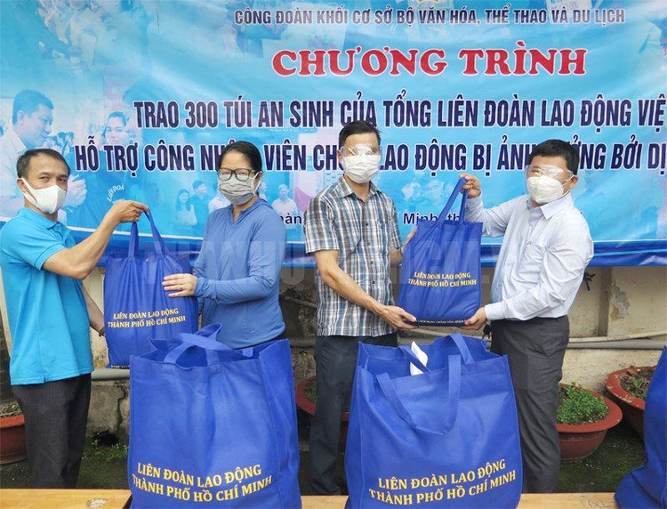 lien-doan-lao-dong-tphcm-to-chuc-chuong-trinh-trao-300-tui-an-sinh-cua-cong-doan-cho-nguoi-lao-dong-bi-anh-huong-dich-covid-19..jpeg