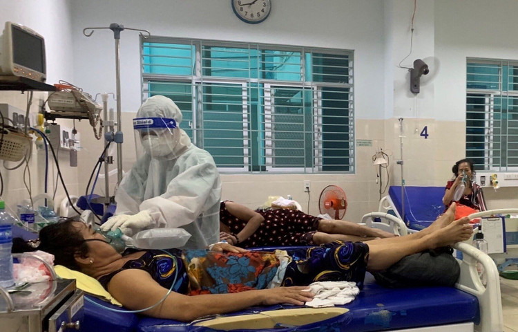 Theo PGS.TS.BS Nguyễn Trường Sơn, Thứ trưởng Bộ Y tế, trách nhiệm của ngành y tế là không thể bỏ rơi bệnh nhân Covid-19 và các bệnh khác cần cấp cứu.