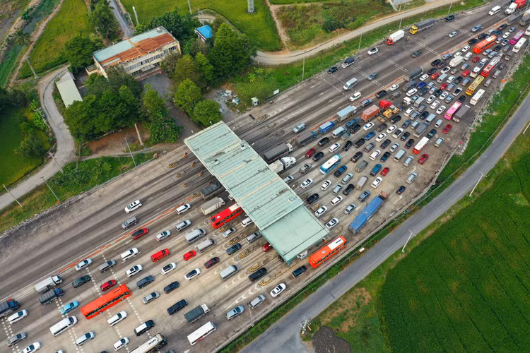 Be gai nang 3 kg sinh tren tau anh 6