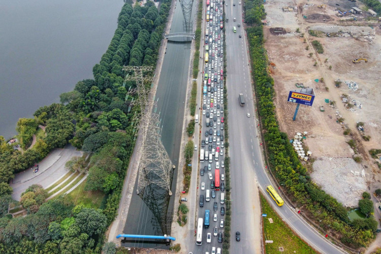 Be gai nang 3 kg sinh tren tau anh 10