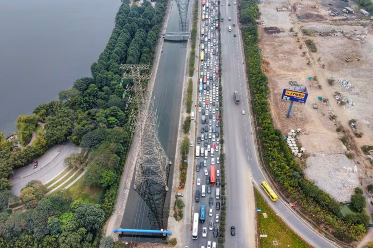 Be gai nang 3 kg sinh tren tau anh 10