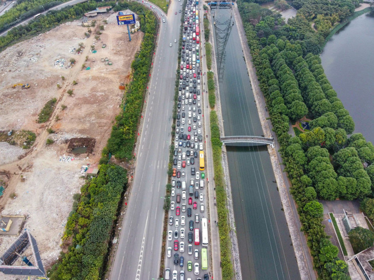 Be gai nang 3 kg sinh tren tau anh 12