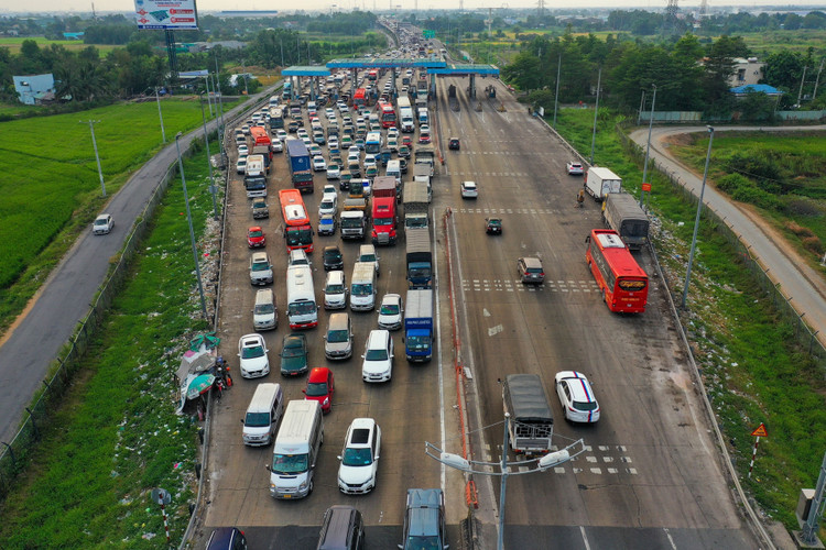 Be gai nang 3 kg sinh tren tau anh 4