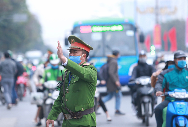 Be gai nang 3 kg sinh tren tau anh 9