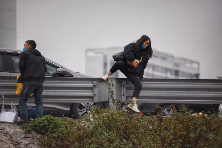 Be gai nang 3 kg sinh tren tau anh 7