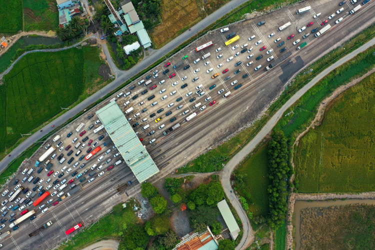 Be gai nang 3 kg sinh tren tau anh 5