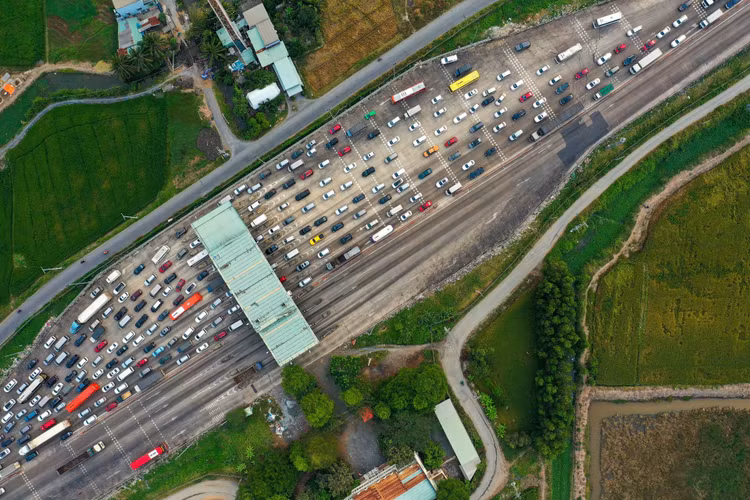 Be gai nang 3 kg sinh tren tau anh 5