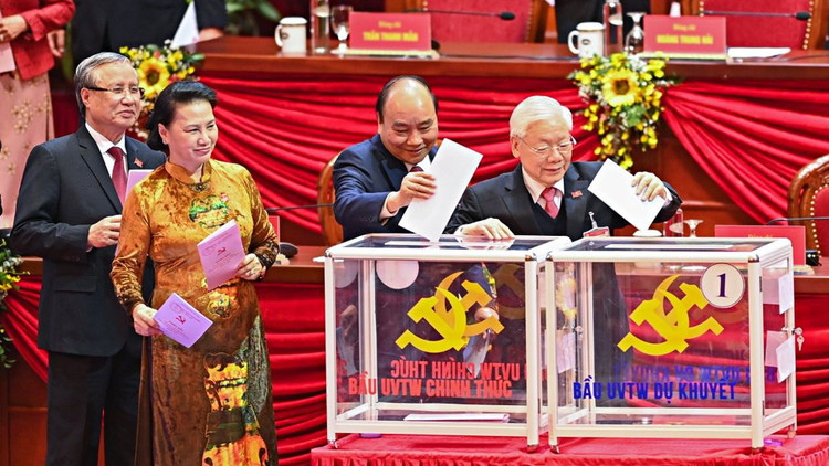 Các đại biểu bỏ phiếu bầu Ban Chấp hành T.Ư khóa XIII. /// Ảnh Gia Hân 