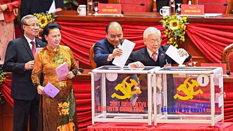 Các đại biểu bỏ phiếu bầu Ban Chấp hành T.Ư khóa XIII. /// Ảnh Gia Hân 