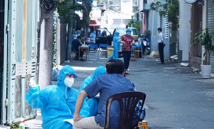 Nhân viên y tế TP.HCM giả làm người đi mua thịt để truy vết F0