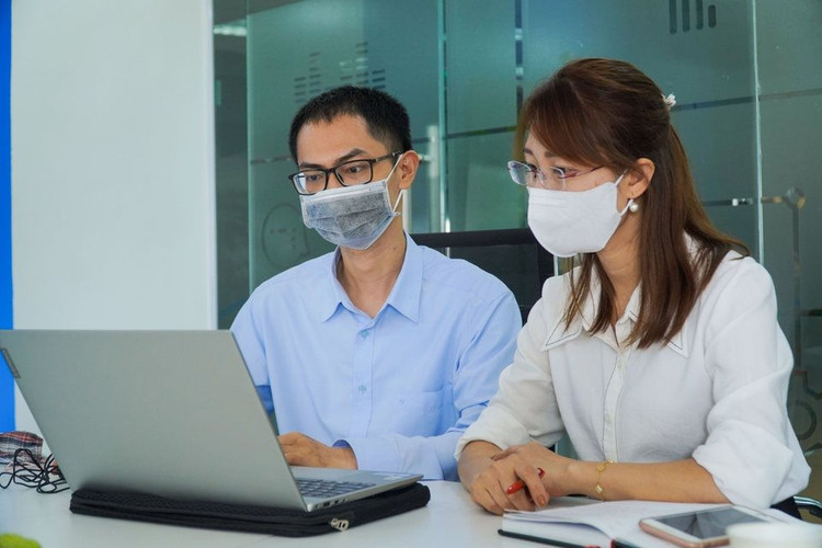 Giáo viên gợi ý đáp án đề thi tốt nghiệp THPT. Ảnh: Hoàng Hiệp.