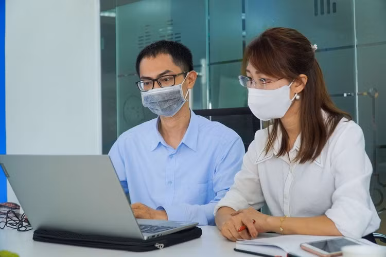 Giáo viên gợi ý đáp án đề thi tốt nghiệp THPT. Ảnh: Hoàng Hiệp.