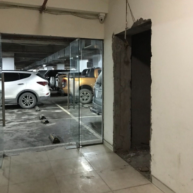 Nhân chứng kể lại vụ giám đốc và nhân viên rơi xuống sảnh chung cư - 6