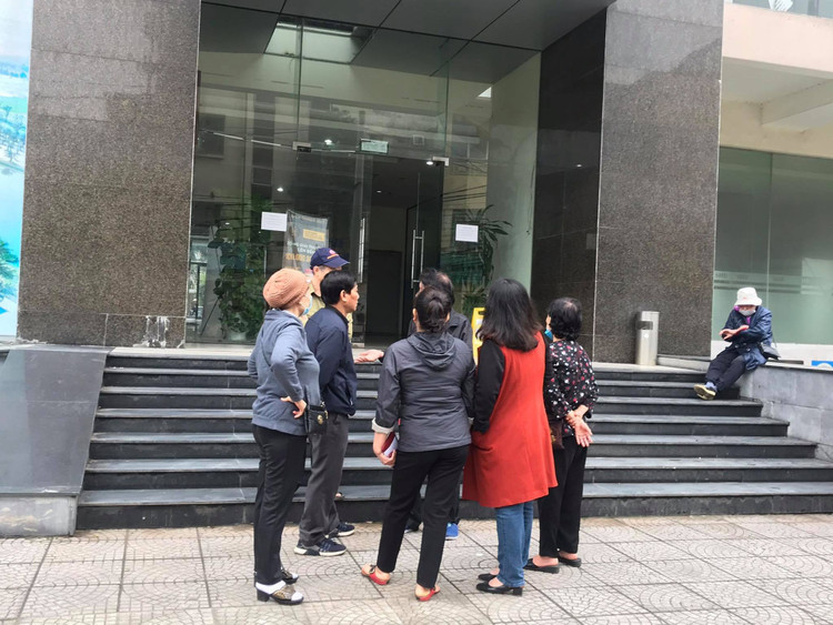 Nhân chứng kể lại vụ giám đốc và nhân viên rơi xuống sảnh chung cư - 3