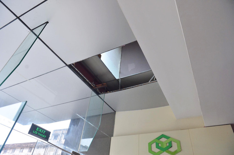 Nhân chứng kể lại vụ giám đốc và nhân viên rơi xuống sảnh chung cư - 4