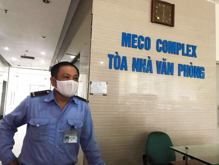 Nhân chứng kể lại vụ giám đốc và nhân viên rơi xuống sảnh chung cư - 2