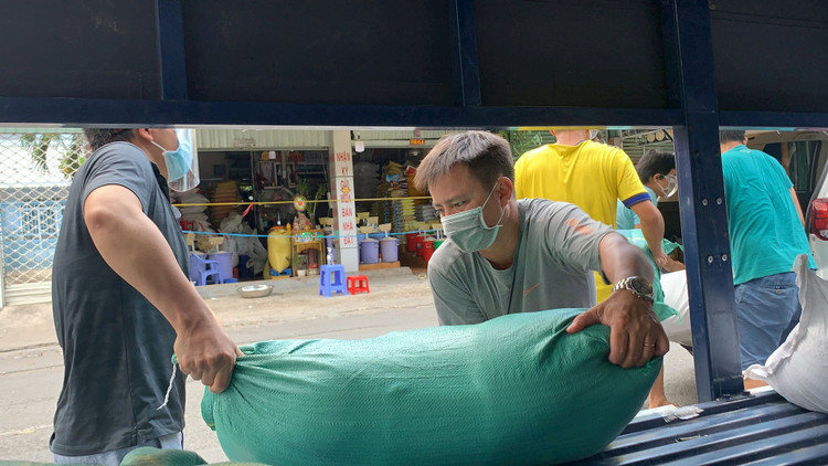 Dù cho có nhiễm virus hay không, những người có hoàn cảnh khó khăn đã, đang và sẽ hứng chịu toàn bộ gánh nặng mà đại dịch để lại.