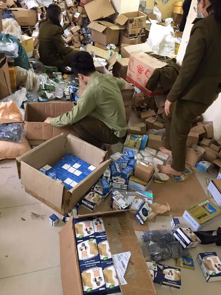 Đột kích cơ sở đang làm thuốc đông y rởm, rầm rộ quảng cáo bán online - 1