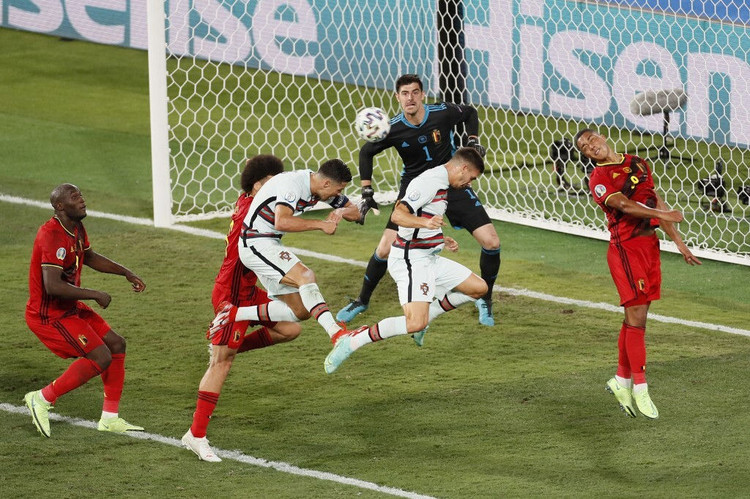 Ronaldo ném và đá băng thủ quân Bồ Đào Nha ảnh 8