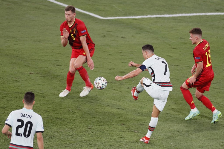 Ronaldo ném và đá băng thủ quân Bồ Đào Nha ảnh 7