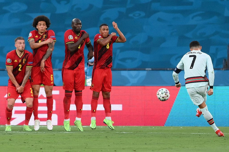 Ronaldo ném và đá băng thủ quân Bồ Đào Nha ảnh 9