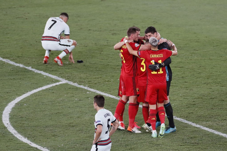 Ronaldo ném và đá băng thủ quân Bồ Đào Nha ảnh 3