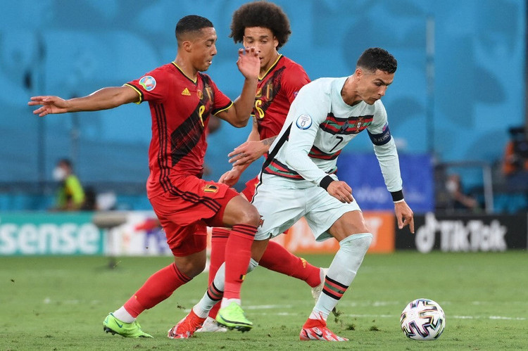 Ronaldo ném và đá băng thủ quân Bồ Đào Nha ảnh 6