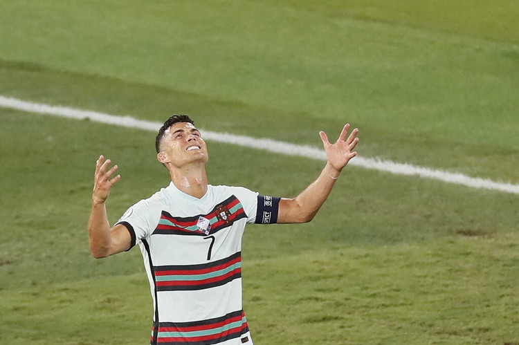 Ronaldo ném và đá băng thủ quân Bồ Đào Nha ảnh 10