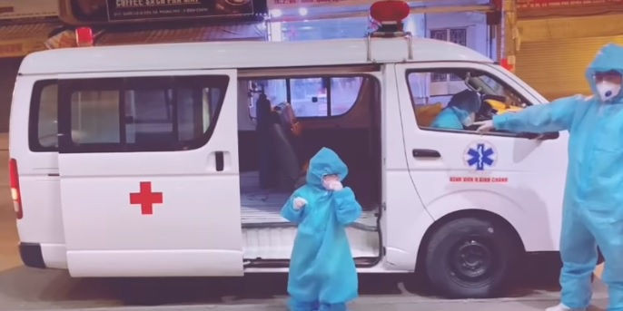 be 5 tuoi nhiem Covid-19 anh 1