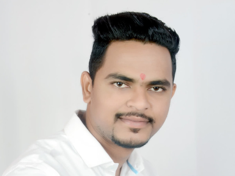 Người đàn ông cắm đầu về phía đoàn tàu đang chạy tưởng làm chuyện dại dột, hành động sau đó khiến ai cũng tán dương - Ảnh 2.