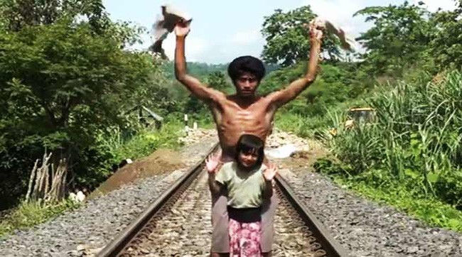 Người đàn ông cắm đầu về phía đoàn tàu đang chạy tưởng làm chuyện dại dột, hành động sau đó khiến ai cũng tán dương - Ảnh 4.