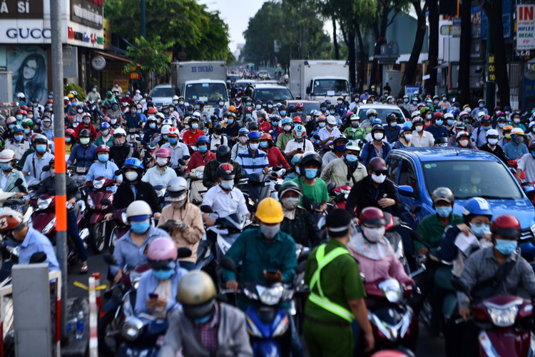 hang nghin nguoi un u tai diem phong toa o Go Vap anh 1