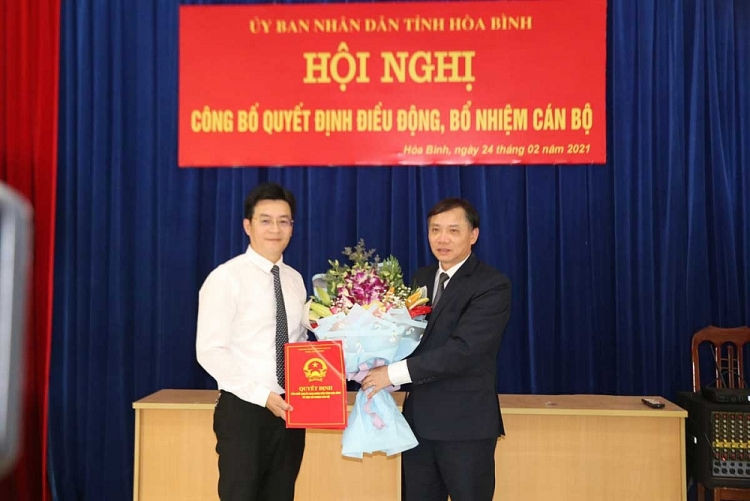 Ông Chu Văn Thắng nhận quyết định điều động, bổ nhiệm (Ảnh: Báo Hòa Bình)