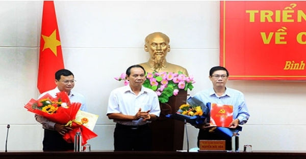 Phó Chủ tịch UBND tỉnh Nguyễn Đức Hòa trao các quyết định (Ảnh: Báo Bình Thuận)