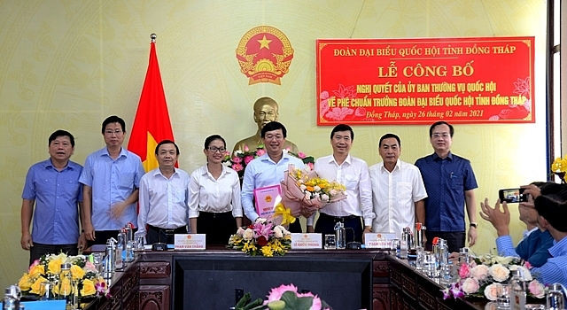 Lãnh đạo tỉnh tặng hoa chúc mừng Bí thư Tỉnh ủy Đồng Tháp Lê Quốc Phong (Ảnh: Báo Đồng Tháp)