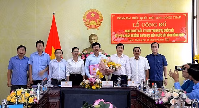 Lãnh đạo tỉnh tặng hoa chúc mừng Bí thư Tỉnh ủy Đồng Tháp Lê Quốc Phong (Ảnh: Báo Đồng Tháp)