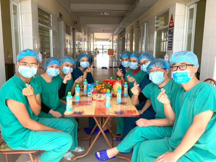 Tất niên trong khu cách ly -0