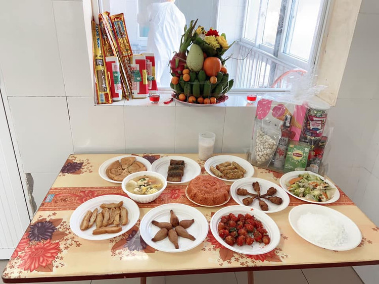 Tất niên trong khu cách ly -2