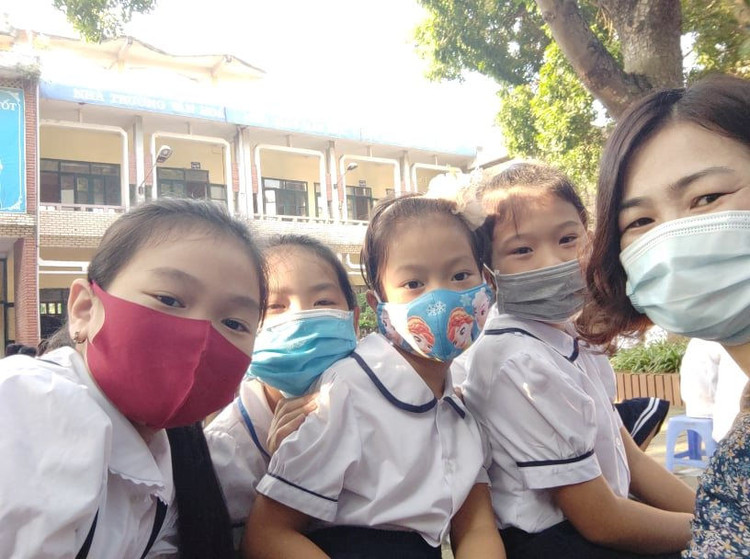 Cô giáo Lê Huyền bên các học sinh thân yêu của mình.