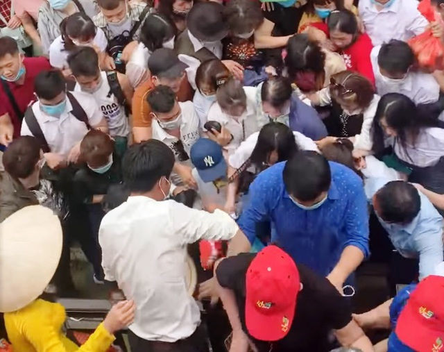 Bộ Văn hóa lên tiếng trước tình trạng chen chúc tại chùa Tam Chúc - 2