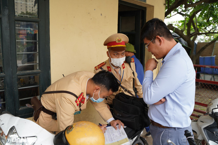Theo chân CSGT bắt hàng loạt ma men chạy xe gắn máy trên đường phố Hà Nội - 3