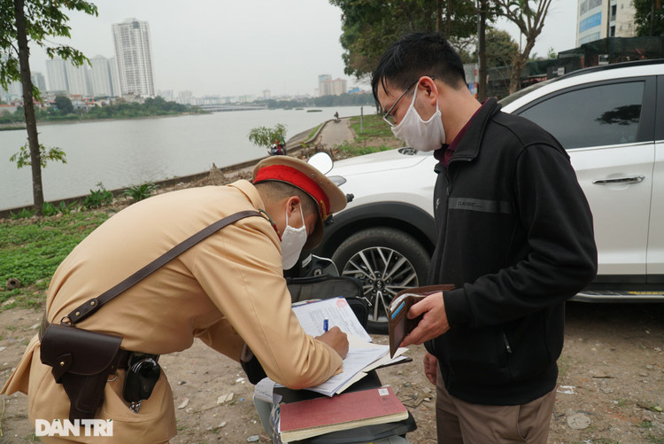 Theo chân CSGT bắt hàng loạt ma men chạy xe gắn máy trên đường phố Hà Nội - 10