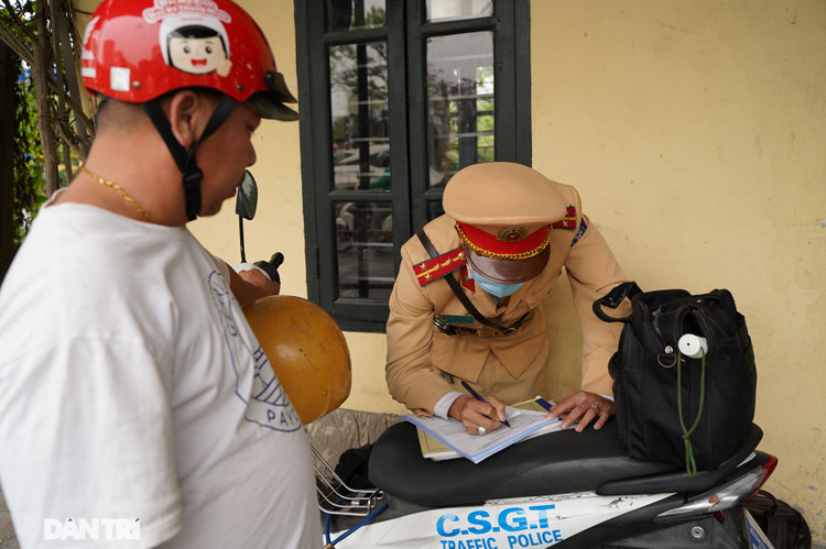 Theo chân CSGT bắt hàng loạt ma men chạy xe gắn máy trên đường phố Hà Nội - 7