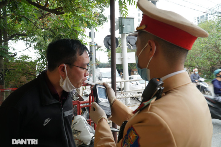 Theo chân CSGT bắt hàng loạt ma men chạy xe gắn máy trên đường phố Hà Nội - 9