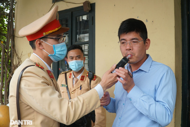Theo chân CSGT bắt hàng loạt ma men chạy xe gắn máy trên đường phố Hà Nội - 2